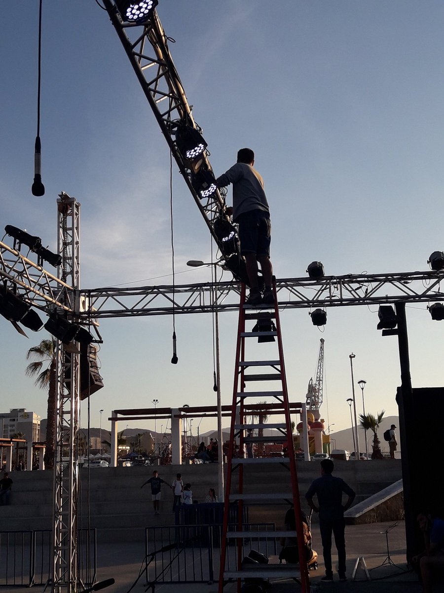 Ya en el escenario del Parque Croata, por comenzar prueba técnica para inaugurar mañana el Festival internacional de Teatro Zicosur.
DÉCIMAS PARA UNA PERLA. La historia de #Antofagasta en décimas y cuecas