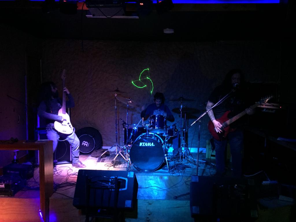 La noche en #PuntaArenas que vio nacer a “Pesada oscura perdición”,el segundo larga duración de #Pantano.Te invitamos a repasar lo que fue la noche del viernes 4 de enero en #Ámsterdam y de paso a revisar la nueva página web de #PatagoniaRock 🎼 👉bit.ly/2Ce5Y9M