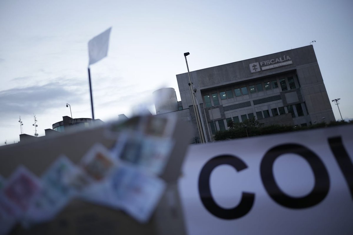 Así transcurre el plantón #ChaoFiscal desde búnker de la Fiscalía General de la Nación en Bogotá. Detalles, a las 7:00 p.m., en nuestra emisión central bit.ly/2MKLs3X