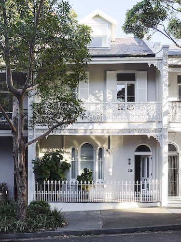 CyrilZammit's tweet photo. #Architecture Victorian house on the outside, double-ceiling interior on the inside, 'Regent' a new project by #SmartDesignStudio in #NewSouthWales https://t.co/cdEss4GjVr #Sydney https://t.co/zVsLK7JOPd