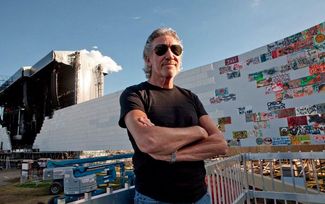 dark_shark's tweet photo. Roger Waters considers performing Pink Floyd’s The Wall on US-Mexico border https://t.co/xa8A1bLi0Q https://t.co/BgizurDm4J