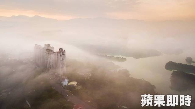 TW_nextmedia's tweet photo. 嘉義仁義潭現仙境,19樓高建物雲上飄
#嘉義 #Chiayi #台灣 #台湾 #Taiwan #대만 #仁義潭 #美景 #exploretaiwan #iformosa #viewtaiwan #iseetaiwan #amazingtaiwan
#discover_taiwan #beautiful
→→https://t.co/MEo0eAdReJ https://t.co/mQJybUYTVK