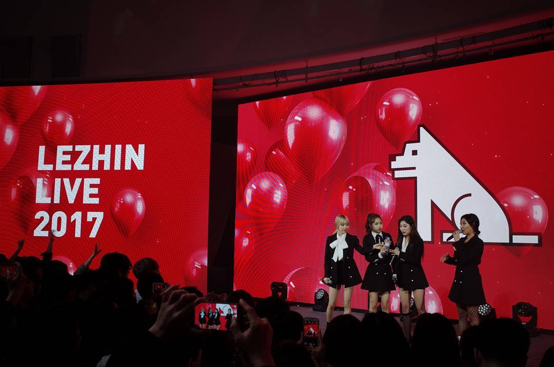 This pic has been taken when Mamamoo performed at a Lezjin (a website that publish webcomics and pay the author with the money collected from subscription and ads) event, those events are often boycotted because the website host LGBT+ webcomics and events.