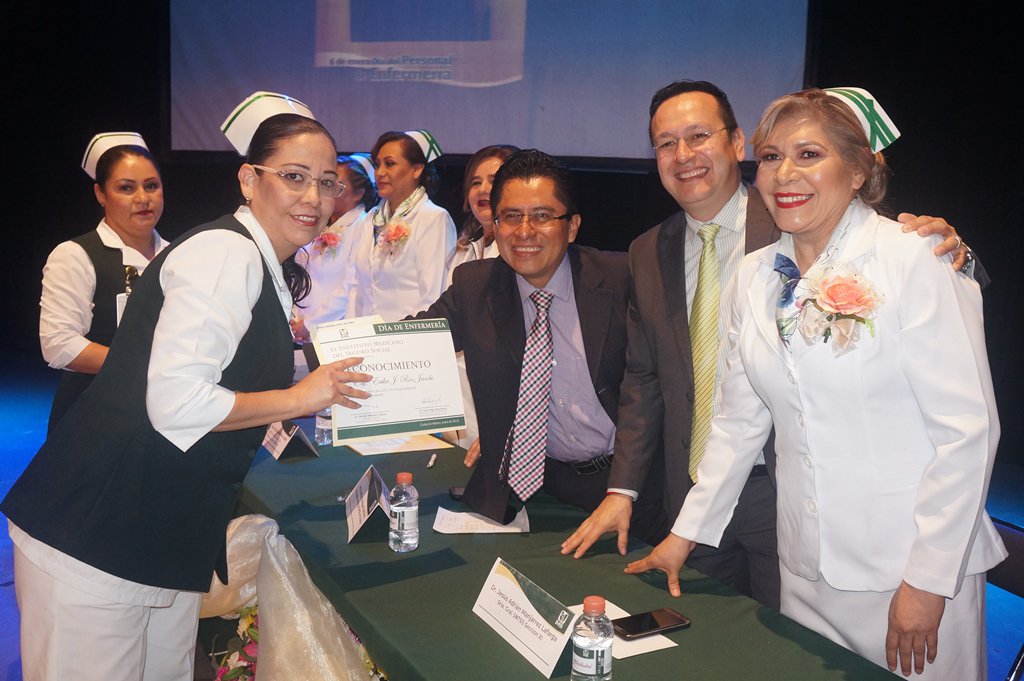 ImssSinaloa's tweet photo. #FOTOGALERIA Personal de enfermería de las zonas norte, centro y sur del IMSS en Sinaloa, recibieron un merecido reconocimiento de manos de autoridades delegacionales y sindicales. Da click aquí: https://t.co/4OG1xQRtse #IMSSSinaloa #ContigoSomosIMSS #DiaDelPersonalDeEnfermeria https://t.co/3KFA2RoOiO