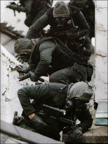 探跡家もっけい Vtuber V Twitter 映画 6日間 でsasがガスマスクにフードとかいういかにもな格好してて オイオイ ゲームや映画の特殊部隊に影響受けすぎだろ って思ってたら実際の事件の時の格好を忠実に再現してたのは驚いた