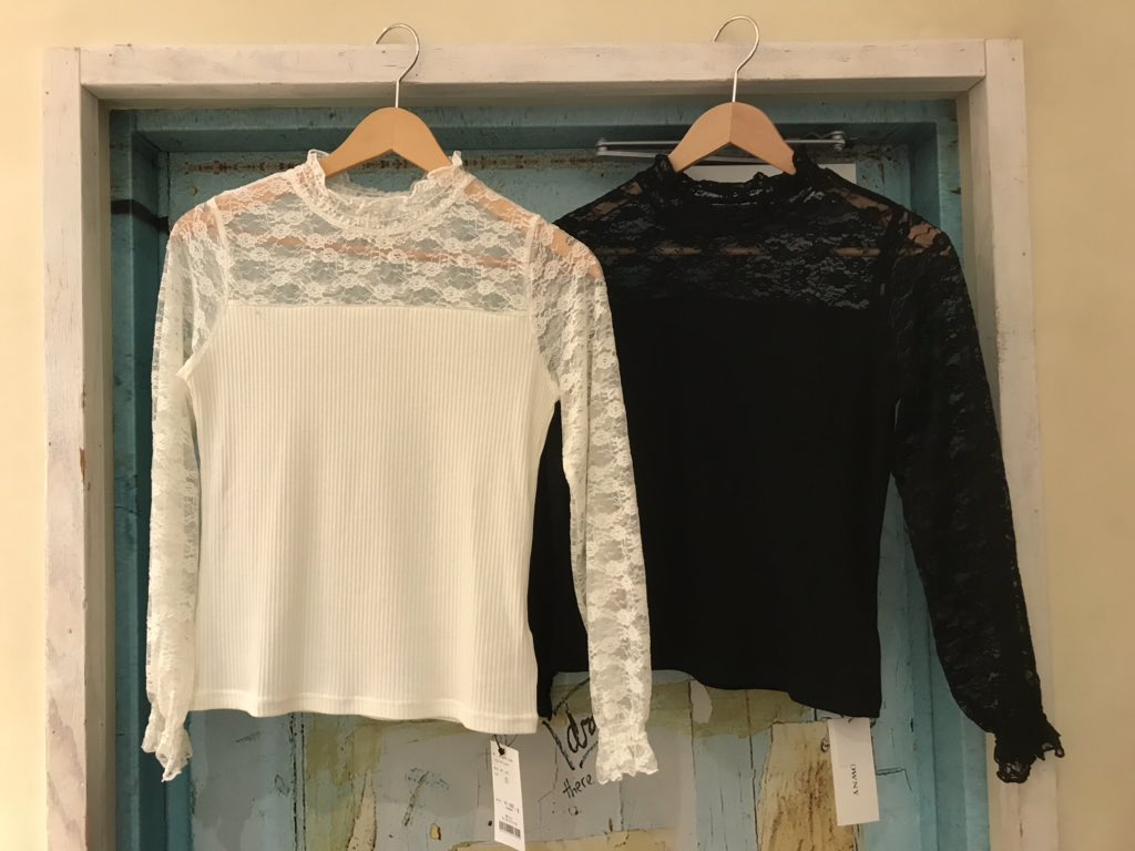 Wegoイオンモール盛岡南店 レディースオススメアイテム レディースのオススメカットソーです ハイネックのフリルアイテムでインナーとして大活躍致します チラ見えするフリルが女の子らしさを演出します Wego フリル ハイネック インナー