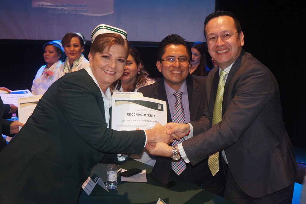 ImssSinaloa's tweet photo. #FOTOGALERIA Enfermeras y enfermeros que laboran en hospitales y unidades médicas del #IMSSsinaloa, fueron objeto de un merecido reconocimiento por parte de autoridades delegacionales y sindicales. Click aquí: https://t.co/lmm7ZalXzS #ContigoSomosIMSS #DiaDelPersonalDeEnfermeria https://t.co/I1OGPEQBLN