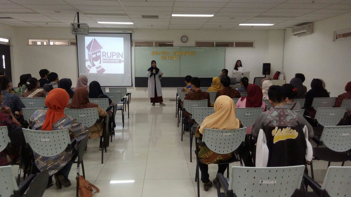 RuPinKSEUI's tweet photo. [ LIVE REPORT ]

Hai Rupiners!

Sedang berlangsung Grand Opening Rumah Pintar (Rupin) KSE UI Batch 9. Selain dihadiri oleh siswa, acara ini juga dihadiri oleh orang tua/wali murid lho! Semangat terus ya Rupiners! https://t.co/4RJPCnMCCB