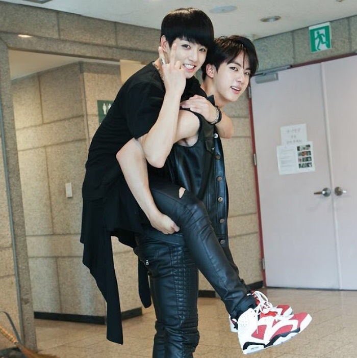 jinnieslamp's tweet photo. [#JinUpdate] 🗞

Title: When Jungkook was about to give up on being a trainee and go back to his hometown, '5 year difference' hyung Jin did this

Source: Insight 👍❣️
🖇 https://t.co/B2TGyViwpd

#JIN #진 #김석진 #BTS #방탄소년단 @BTS_twt https://t.co/ekA2NRFAIw