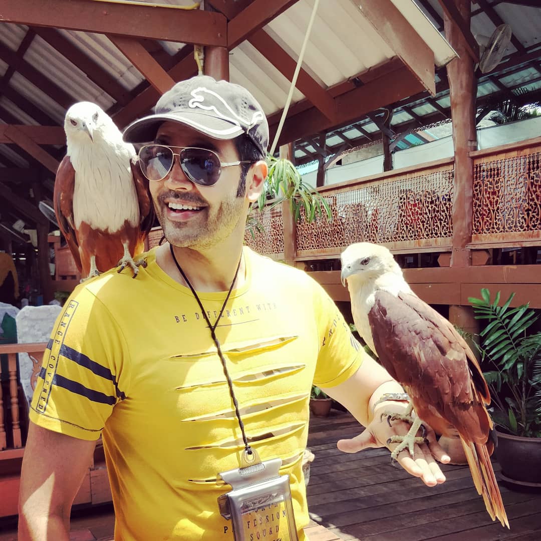 talk2ganesh's tweet photo. Choose your friends wisely !! Avoid negative people and "FLY HIGH LIKE AN EAGLE" 🦅

#beyourownrolemodel #bepositive✌ #choosewisely #rightfriendships #positivevibes #BeTheInspiration #eagles #birdlove #itisnotacagedbird #riseabovenegativity #saturdaymood https://t.co/c2GC5qcrlL