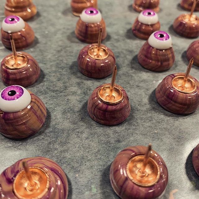 LauraWillig's tweet photo. Drying centers for future flower projects. .
.
.
#artistsoninstagram #art #acrylic #artseries #artstudio #cakedecorating #pipingtips #pipingpaint #acrylicpainting #artist #floralart #dolleyes #dimensionalfloral #paintingprocess https://t.co/5MNimULz7s https://t.co/nJeZXEd704