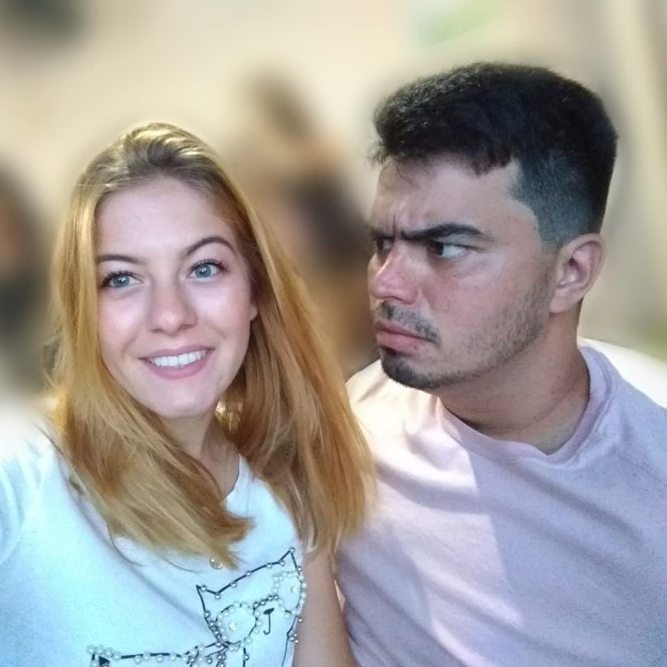 BellaBertonha's tweet photo. Ela: Sorri pra foto moor !!

Ele: cadê as coxinhas ?

Ela: a foto beem, foca na foto !! https://t.co/1NsYVPITCA