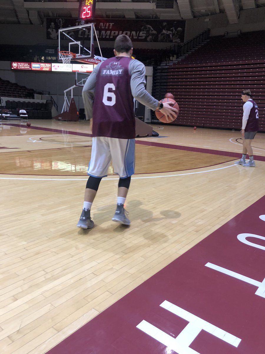 SIUManSquad's tweet photo. Here we gooo.... #LetItFly #WeCanHoop #ManSquad https://t.co/MdfCcvLnz5