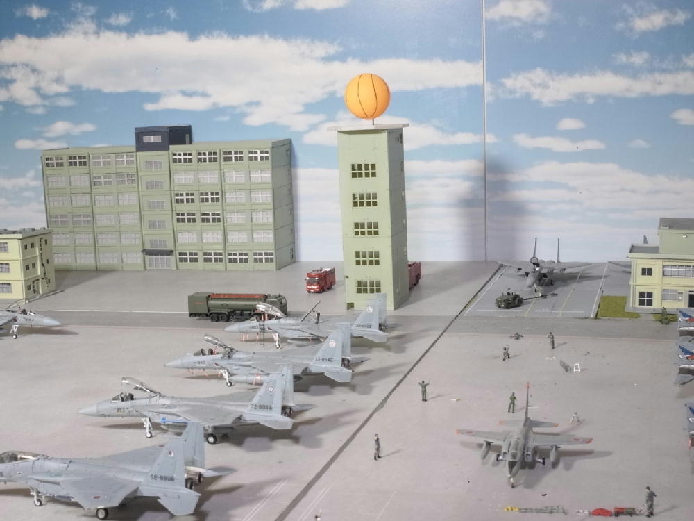 CRrailway's tweet photo. #MIX　#航空自衛隊基地ジオラマ　レーダーには対空レーダーと気象用レーダーがありますが、ドームカバーが付いている気象用レーダーにします。建物は技MIXの管制塔を切った貼ったして塔にしました。ドームカバーは卓球のボールが大きさもちょうど良く、これを使って加工していきたいと思います。 https://t.co/qTNnKgPFqI