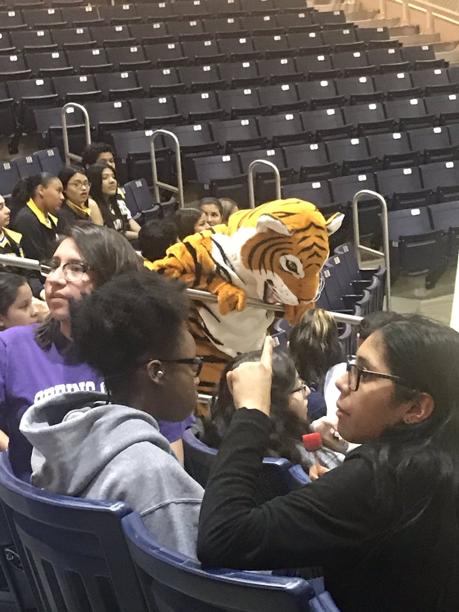 yadiva71's tweet image. Closing the week out w/ more hoops! 🏀 Supporting the SWHS Tigers vs. arch-rival NBHS, way to win Tigers!  Go Panthers! #We❤️🏀 #50Deep