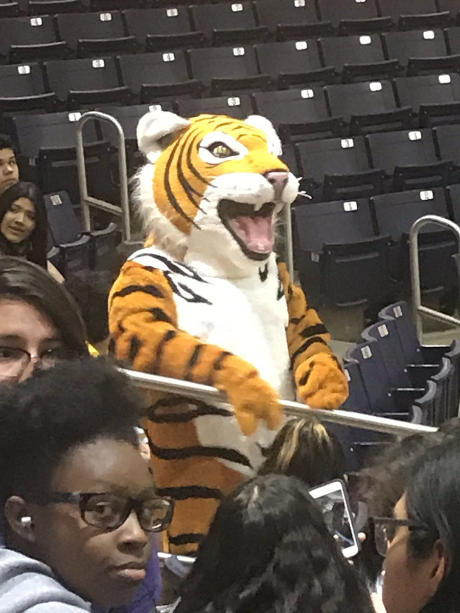 yadiva71's tweet image. Closing the week out w/ more hoops! 🏀 Supporting the SWHS Tigers vs. arch-rival NBHS, way to win Tigers!  Go Panthers! #We❤️🏀 #50Deep