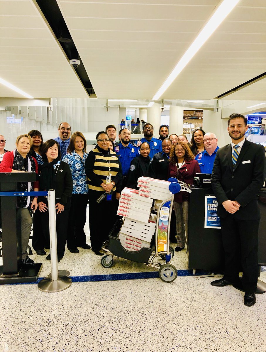 The @United #LAX team showing appreciation for our #TSA partners & friends with pizza. Thank you for your dedication to our customers and their safety. @beingunited @flylaxairport @tsa @Auggiie69 @MKMcQueen @hareloplane @DorisGunnell @Maggie_Ronan #WhyILoveAO