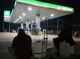 Acabamos de llegar a la CDMX y siento al país sin ENERGÍA. 
Largas filas ante estaciones ⛽️ cerradas y ciudadanos desesperados por la ineficacia. 
Evitar la escasez y pegarle a quienes roban a 🇲🇽 requería de estrategas INTELIGENTES y no solo patriotas!