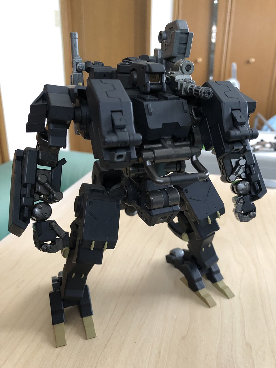 幼錦王 ぴロリきん No Twitter バルクアームカスタムです コックピット装甲を剥いででも推力 出力を強化しており こんなごつい見た目でもコックピット周りの防御はスカスカです しかしアームキャノン の簡略化したものを肩に装備したり 銃器を充実させたりと火力面は