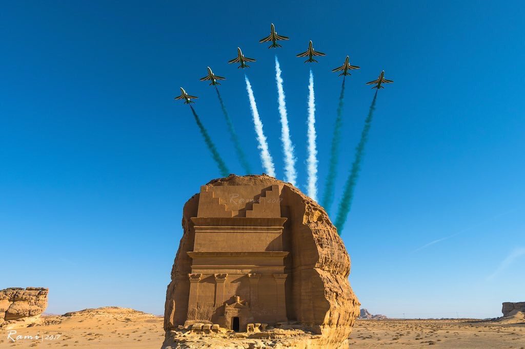 alula_sa's tweet photo. صورة رائعة بعدسة المصور: رامي العمراني    لـ قصر الفريد بـ #مدائن_صالح اثناء تحليق فريق الصقور السعودية في أجواء #العلا https://t.co/03fzKDANdH