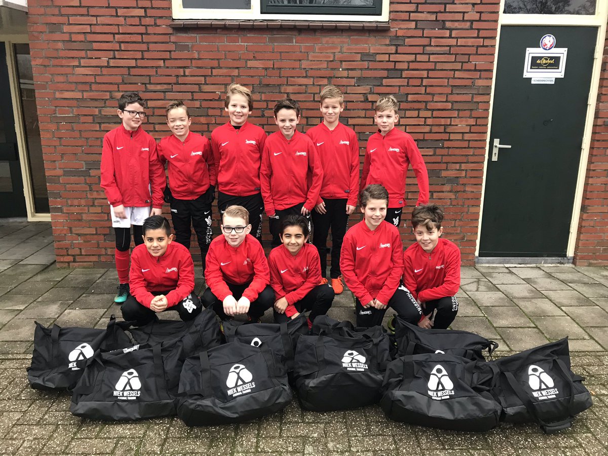 Klaar voor Top12-toernooi! Blij met de gesponsorde wedstrijdtassen! Bedankt <a href="/niekwessels/">Niek Wessels</a>! #sponsor