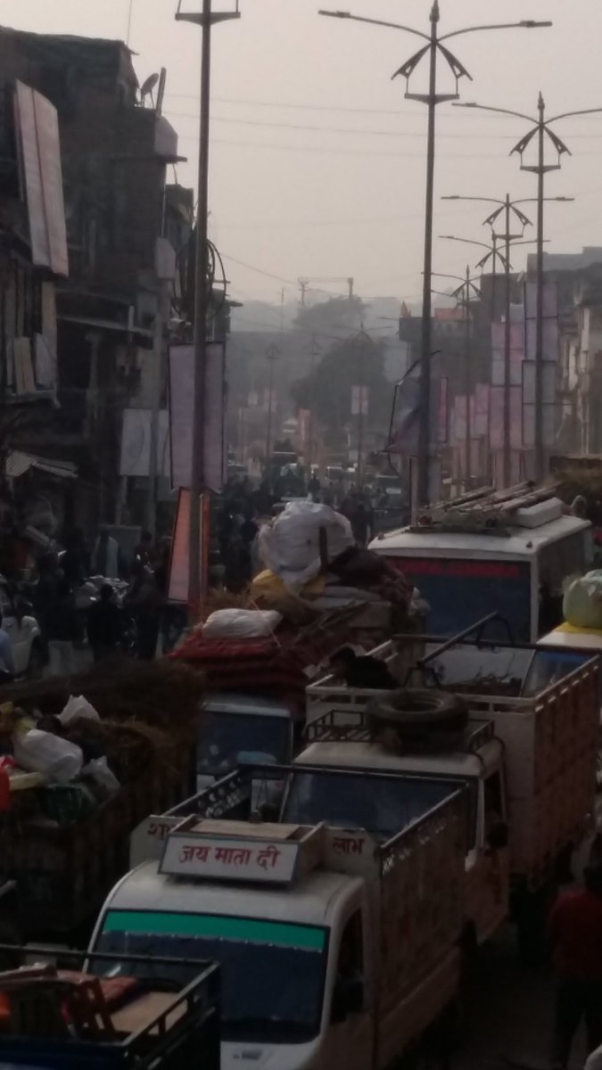 Ye dekhiye PrayagGhat ke Samne bhi Jam laga hai