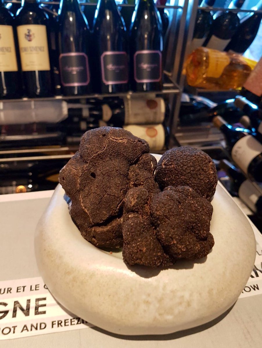 "La trufa negra".El diamante negro de todo restaurante,después de las Navidades está en su mejor momento, su aroma envolverá cualquier plato.😋 #urrechu #restaurantes #restaurantesmadrid #gastronomia #food #foodporn #foodie #foodlover #picoftheday #instapic #comida #delicious