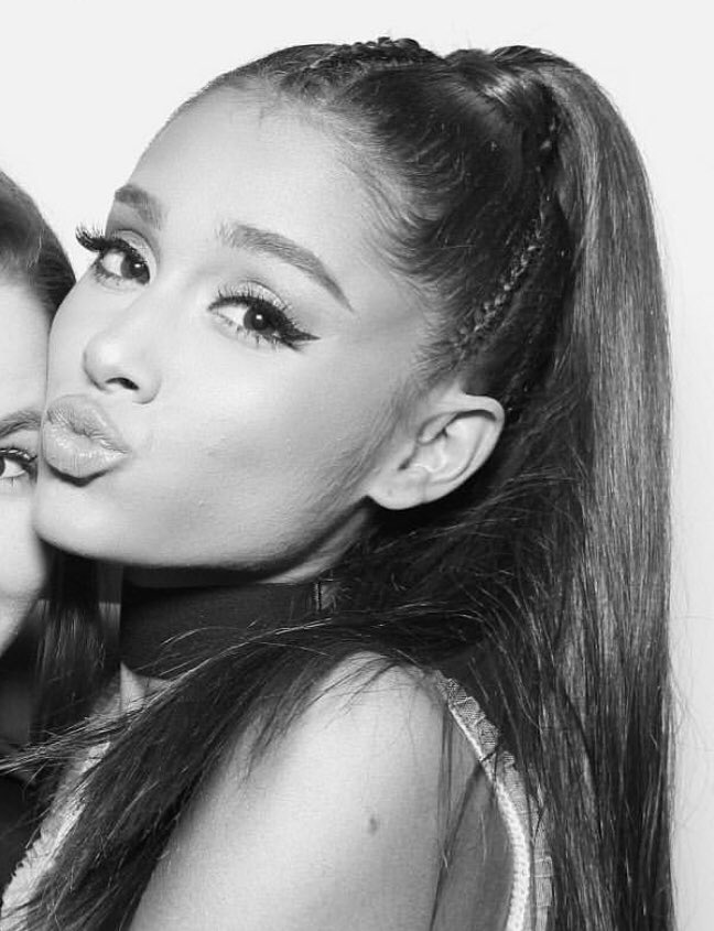 weIIsoon's tweet photo. ✧ countdown till i meet ariana ✧
↳ 19th august 2019, london ♡ https://t.co/N3xST4xDwd