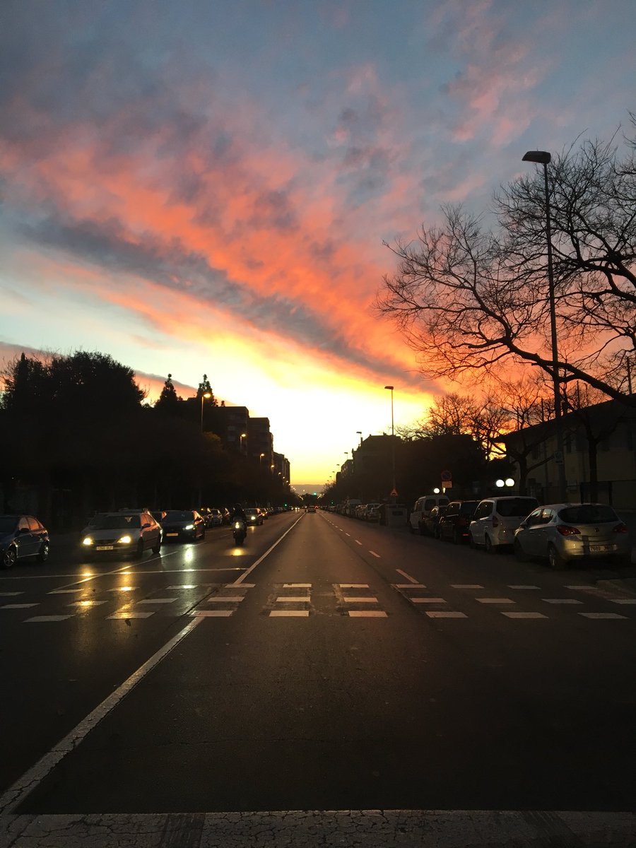 Hay veces que madrugar vale la pena. #MI1013A 🌕☀️