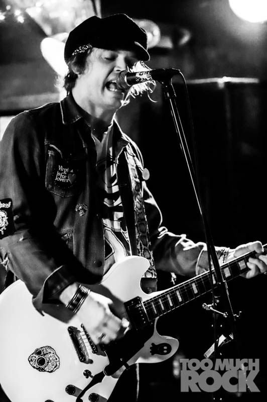 sidmuchrock's tweet photo. Two of the area's premiere power pop bands + three power pop DJs eager to share their rares added up to one must-see night at the @TaproomLawrence. My pics of #TheWhiffs and @JoshuaBerwanger are at https://t.co/1kHhiNJLZn. https://t.co/OawXFFiPOk