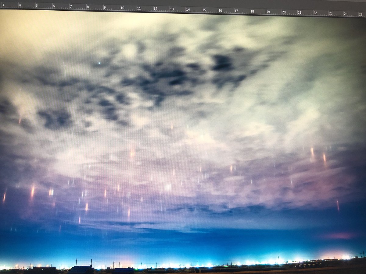 HMage07's tweet photo. Omg seeing light pillars got the first time in my life!!!! https://t.co/V9C5y2yYMV