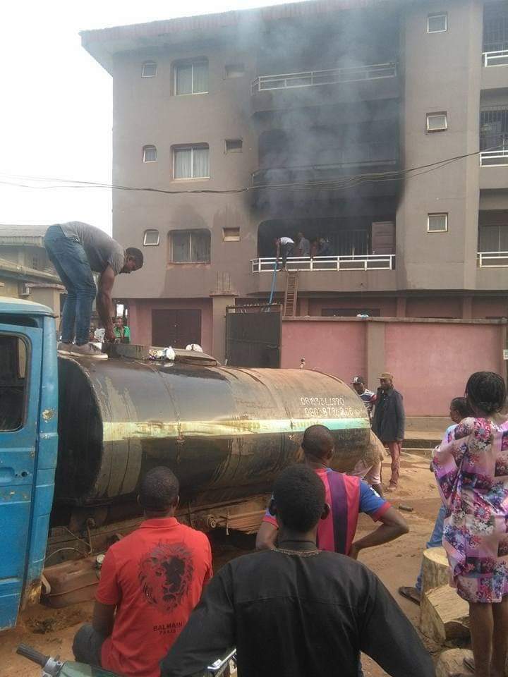 TheVyrus's tweet photo. While y'all on #DinoMelaye this building in Nnewi went up in flames with 3 Children trapped inside, fire service didn t show up. 4 Guys mobilised, got two water tankers, poured detergents into them, crawled into the building unprotected, extinguished the fire and saved the kids https://t.co/ZXRfjlvbxK