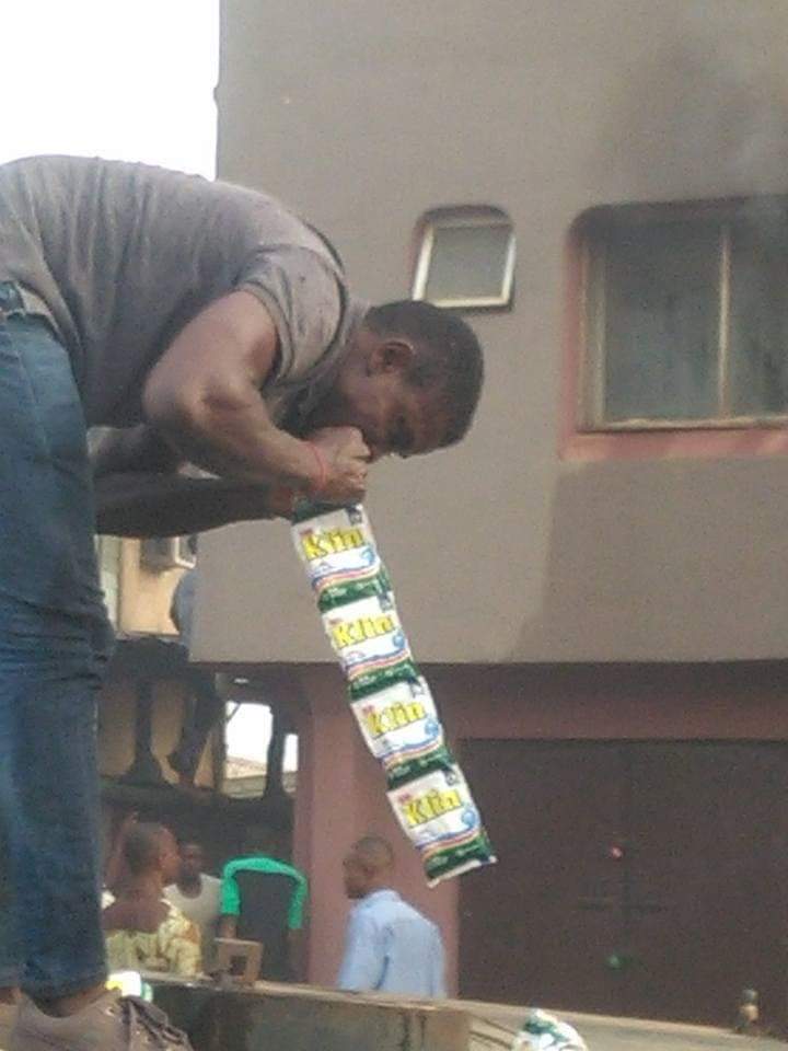 TheVyrus's tweet photo. While y'all on #DinoMelaye this building in Nnewi went up in flames with 3 Children trapped inside, fire service didn t show up. 4 Guys mobilised, got two water tankers, poured detergents into them, crawled into the building unprotected, extinguished the fire and saved the kids https://t.co/ZXRfjlvbxK