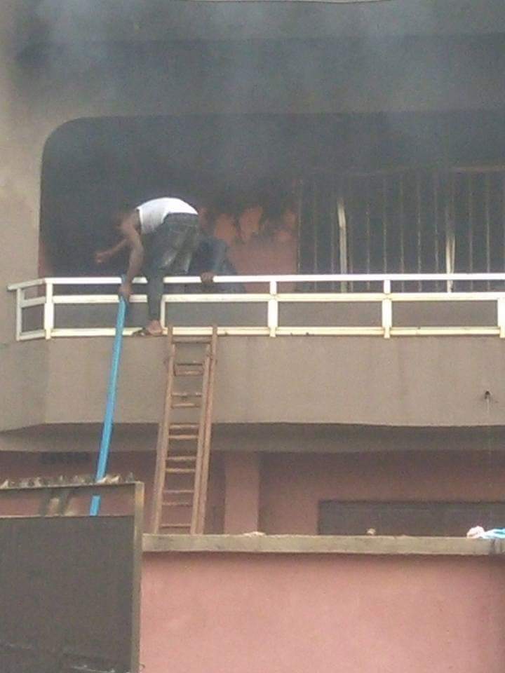 TheVyrus's tweet photo. While y'all on #DinoMelaye this building in Nnewi went up in flames with 3 Children trapped inside, fire service didn t show up. 4 Guys mobilised, got two water tankers, poured detergents into them, crawled into the building unprotected, extinguished the fire and saved the kids https://t.co/ZXRfjlvbxK