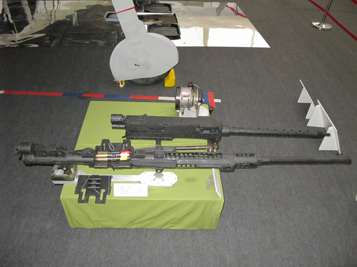 名鑑　小倉野戦重砲兵聯隊　昭和62年発行　（株）撰興社 展示内容は以下です 零戦62型の九九式20粍二号機銃四型と三式十三粍