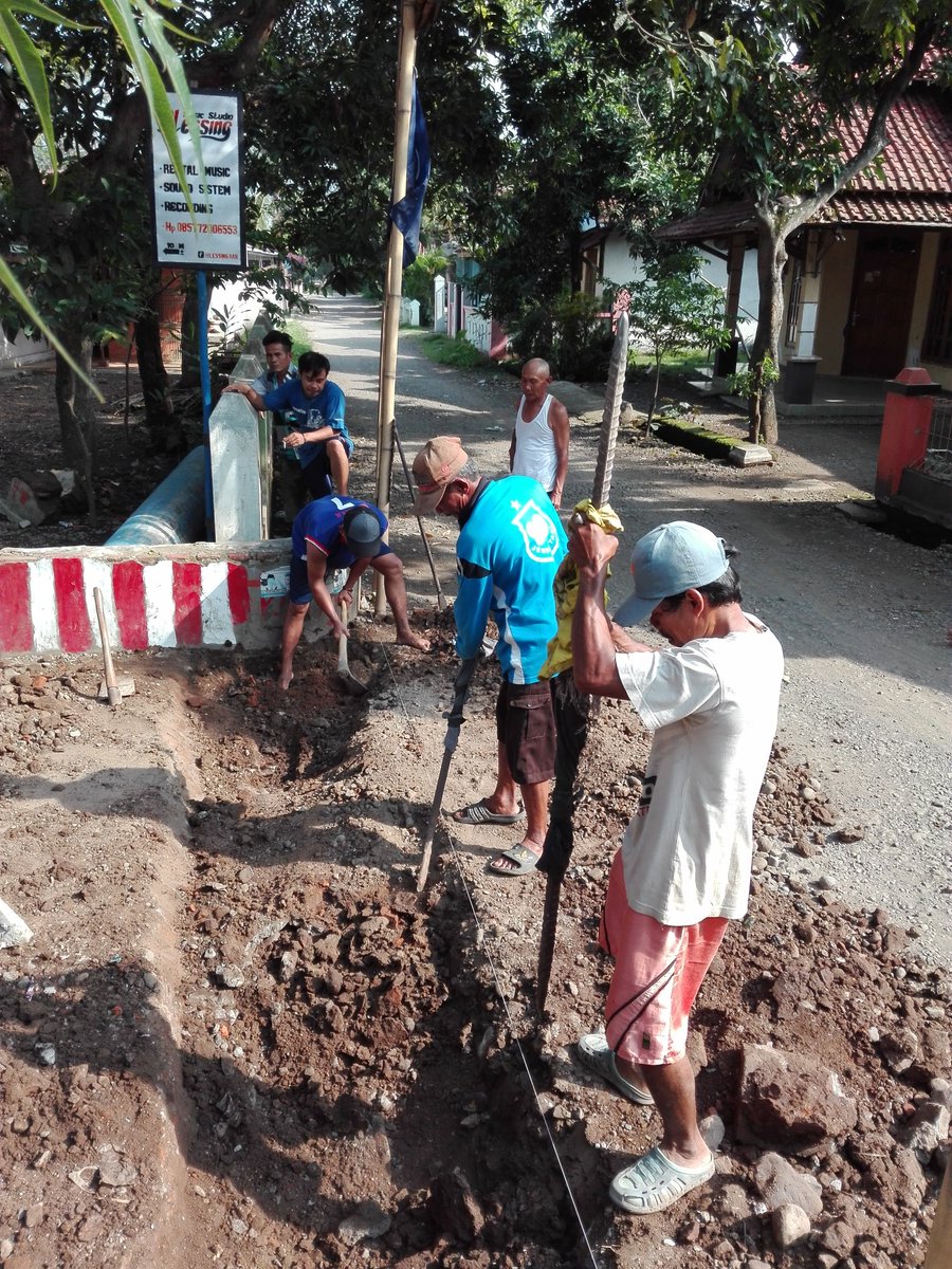 DewaXolmas's tweet photo. Kerja bhakti yg sebenarnya #swadaya #masyarakat #randusari #kabtegal @ganjarpranowo @umiazizah60 @HumasTegalkab https://t.co/H9Z15DNDX0