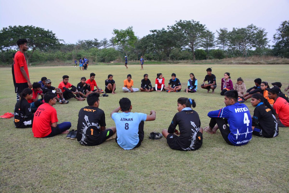ProjectKHEL's tweet photo. The spirit circle concept in Ultimate frisbee helps in positively  connecting with the opposite team. The concept is integral to this sport but can be applied to other sports as well.

#ultimatefrisbee #indianultimate #respect #spiritcircle https://t.co/bCOCDI6KSO