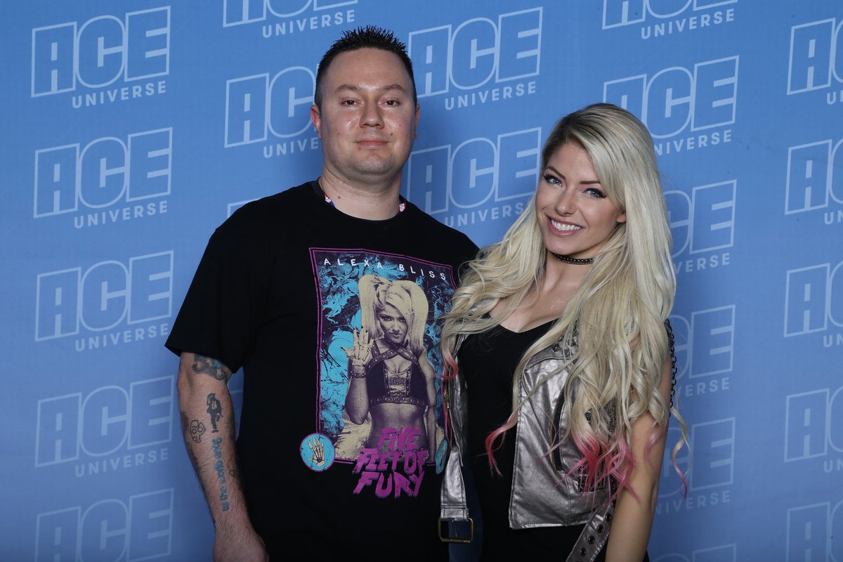 markiss2002's tweet photo. #acecomicconaz #day1 I got to meet #thegoddess @AlexaBliss_WWE and #theman @beckylynchwwe ! Awesome day. The last picture is the painting from #Ghostbusters , that scared the crap out of me as a kid @ACEcomiccon https://t.co/bvj39ey1CW https://t.co/scLeiOVWV1
