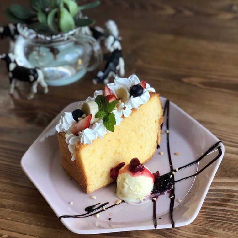cafe_hand's tweet photo. シ��ォンケーキのフルーツサンド！
生クリームたっぷり、苺とバナナとブルーベリーをサンドしてます。
#シフォンケーキ #フルーツサンド #ケーキ好きな人と繋がりたい #美味しいモノ大好き #カフェ好きな人と繋がりたい #スローハンドカフェ  #福山市神辺町 https://t.co/oi8loHCGtW
