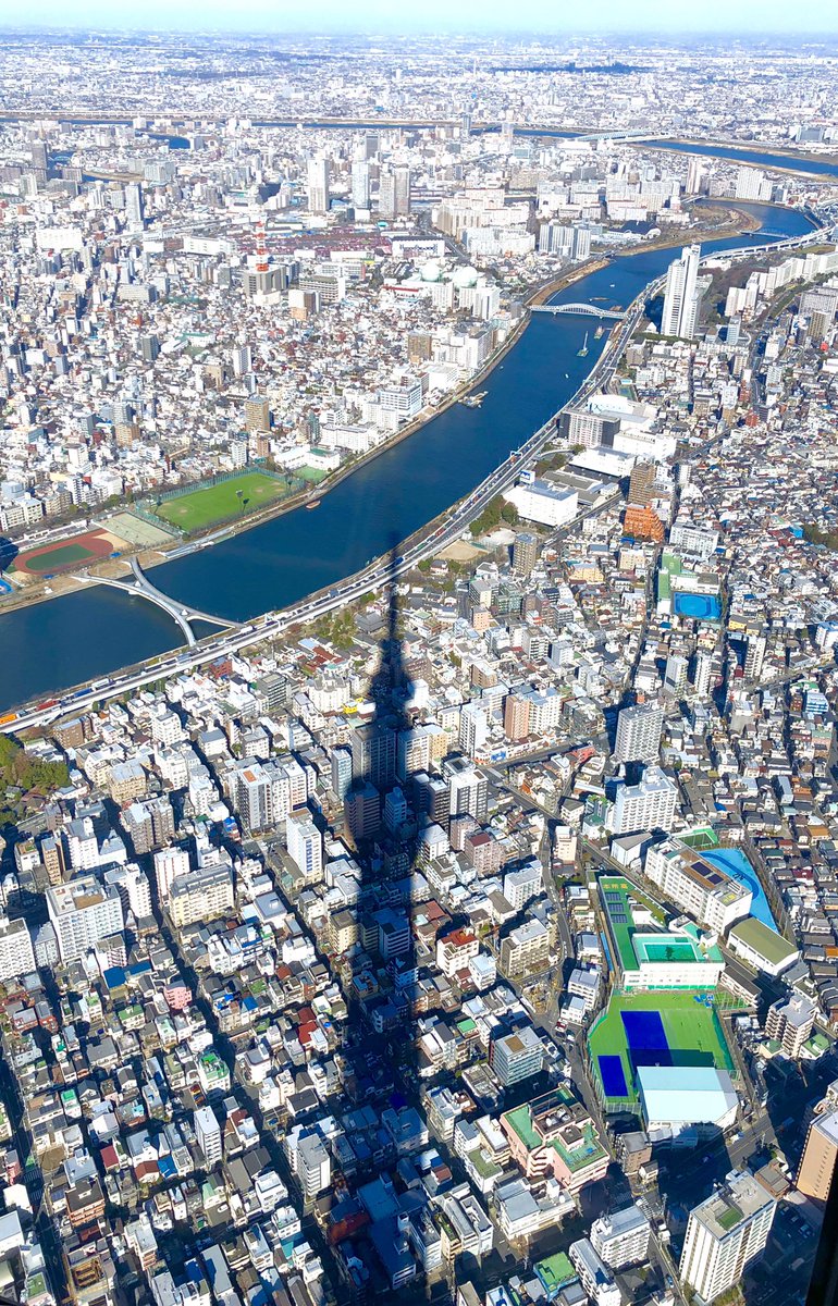 Yoichi Watanabe 冬晴れの日 東京スカイツリー から桜橋 方面 スカイツリー の影が 時計の針のよう 桜橋 隅田川 白髭橋 スカイツリーの影