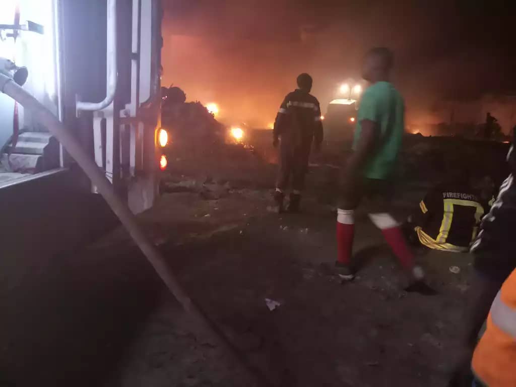 MogadFireRescue's tweet photo. Mogadishu Municipality Firefighters at the scene of #BakaraMarketFire. The response was coordinated very well. The fire was successfully contained from spreading further. https://t.co/Pg66YspskX