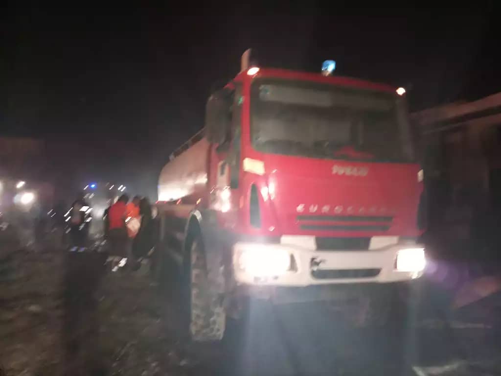 MogadFireRescue's tweet photo. Mogadishu Municipality Firefighters at the scene of #BakaraMarketFire. The response was coordinated very well. The fire was successfully contained from spreading further. https://t.co/Pg66YspskX