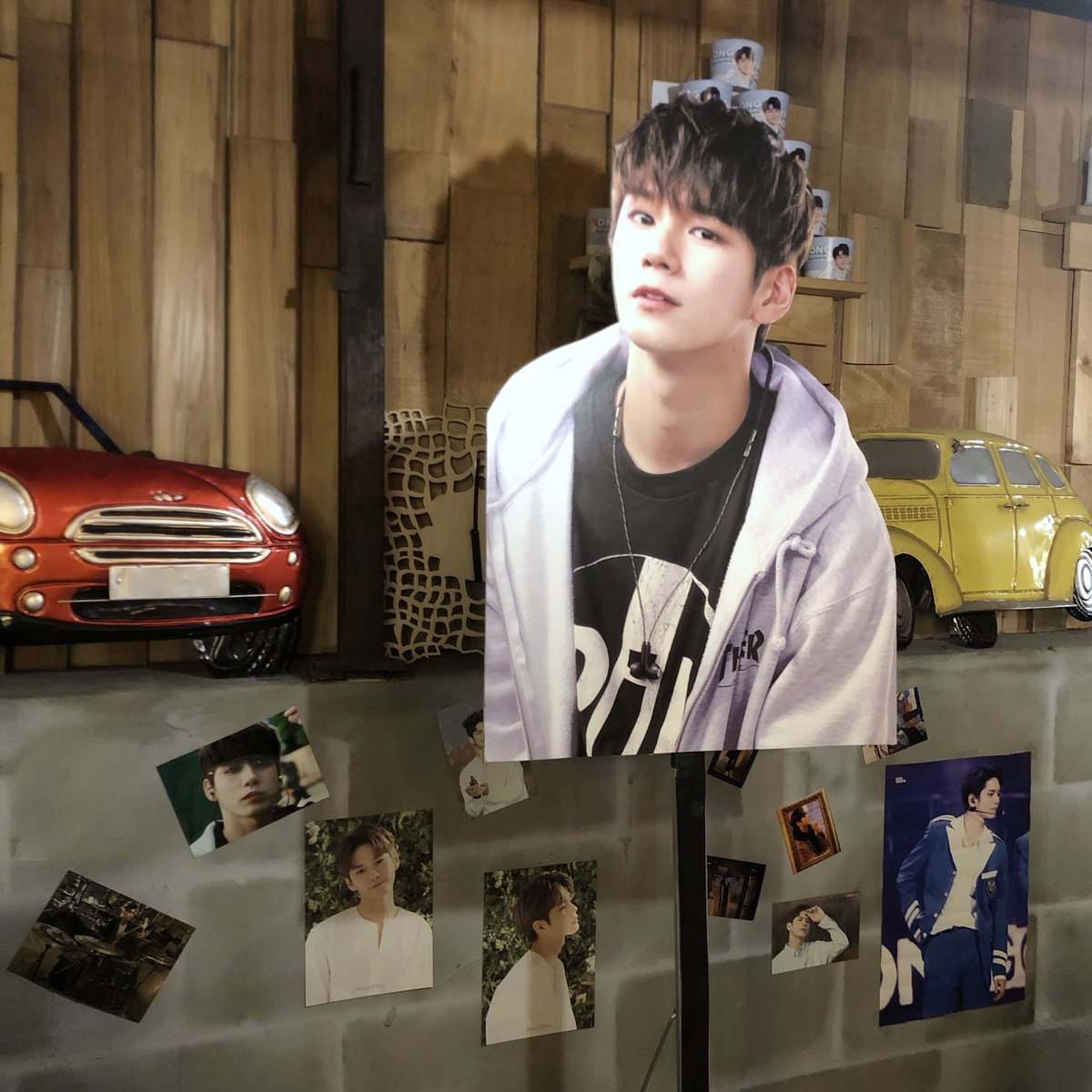 no_sw__no_life's tweet photo. 남아 있던 트레카랑 컵홀더 탈탈 털어서 가져다 두면서 사장님의 허락을 받아 사진들도 좀 붙여 놓았어요😊💕 완깐 옹자까지!
여기 분위기 너무 좋아 ㅠㅠ 집에 가기 싫어ㅠㅠ사진 속 장소는 카페발로 1호점입니다!
#카페발로 #옹성우 @to_osw @valorsg https://t.co/qKxAW5eooL