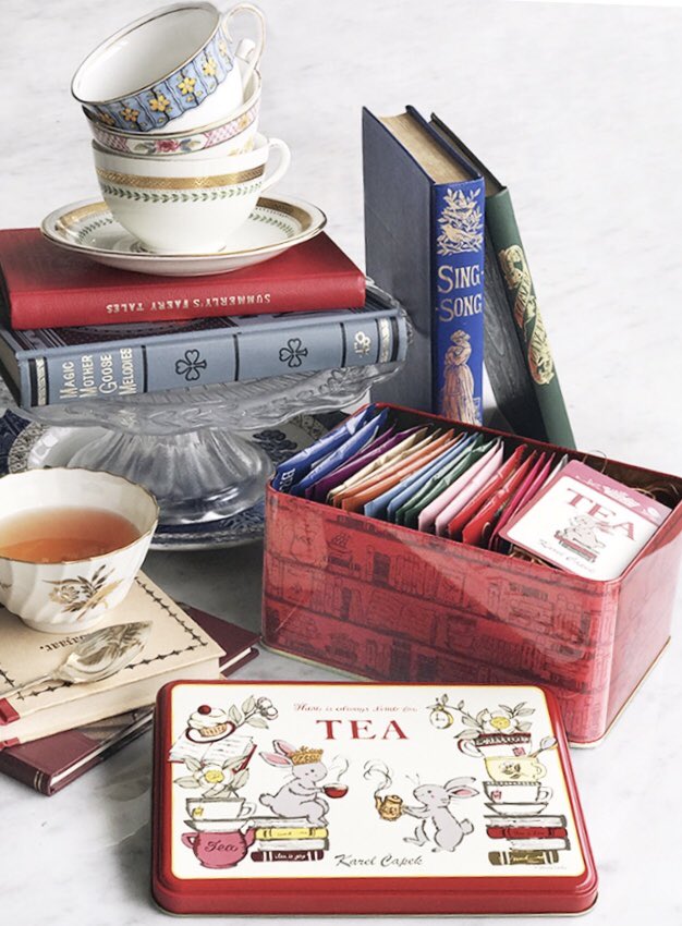 karelabuzzy's tweet photo. 【阪急うめだ店】紅茶専門店のこだわりギフトTea Lovers缶のご紹介です🎁厳選紅茶と温かみのあるデザインは、身近な方への贈り物にはもちろん、改まった場面にもぴったり。ラッピングやお熨斗掛けも承っております。思わずご自宅用にも欲しくなる可愛さです！スタッフ一同おまちしております！ https://t.co/UV0oHK6xtt