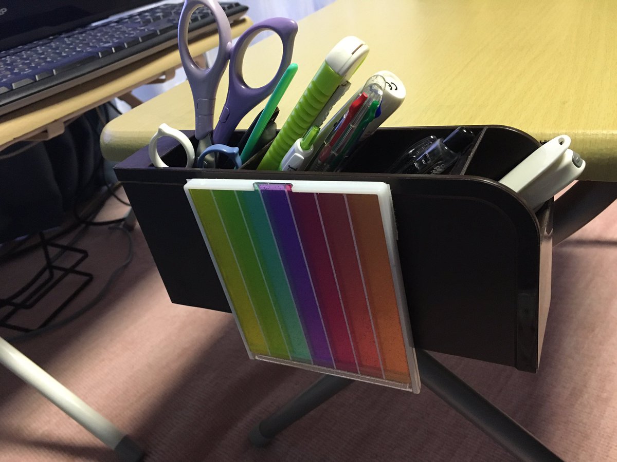 ｔａｋａ 南相馬 省スペースの机で テレビリモコンやよく使うモノの収納場所を考えて マグネットシートでテーブルのサイドに付けました 暮らしのアイデア 生活のアイデア ライフハック アイデア収納 南相馬 南相馬市 南相馬市原町区 原町区