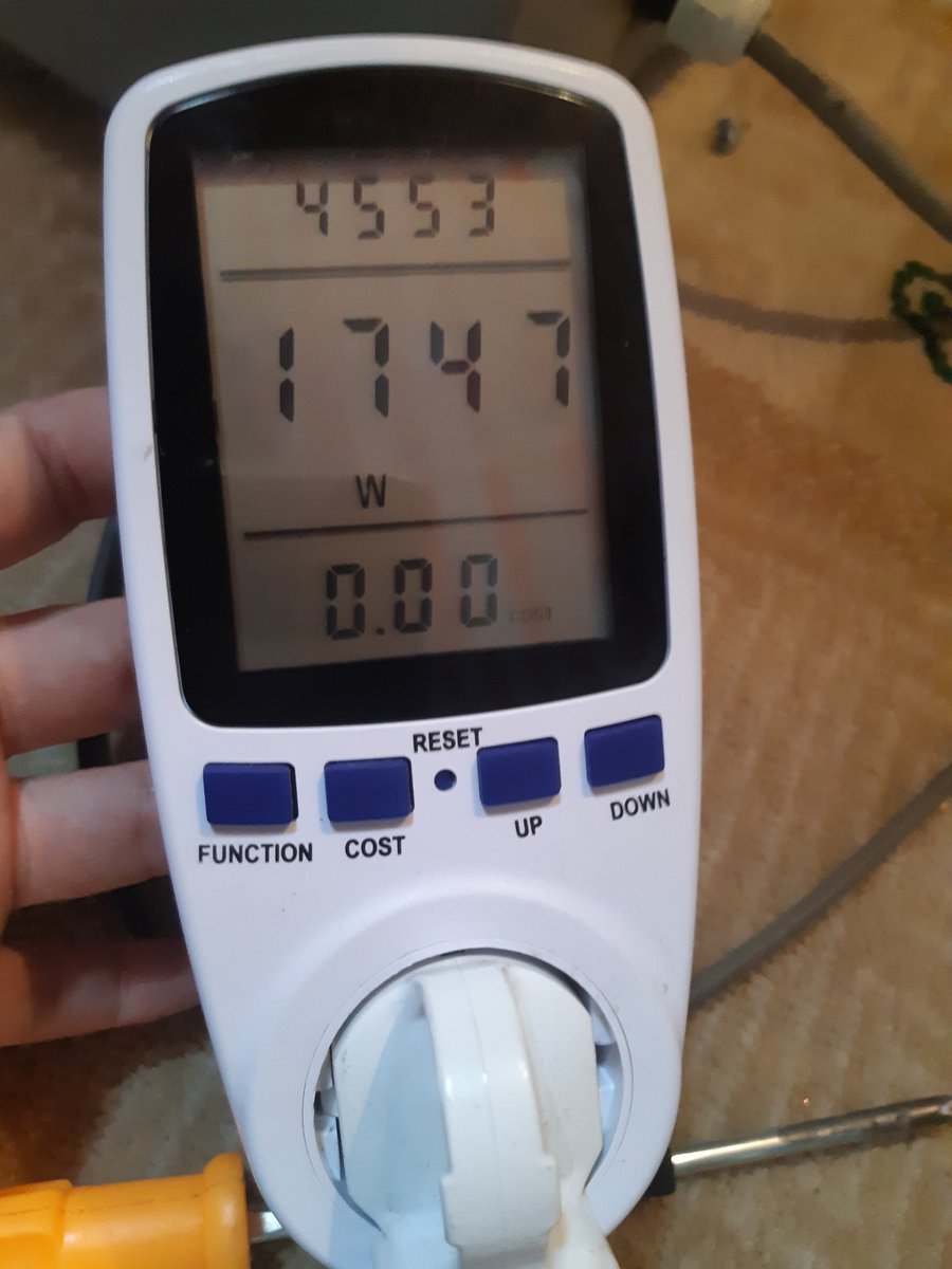 Бас яндангүй айлд очлоо :) Яалт ч үгүй 1.7кв/цагаар халааж байна.Доогуураа хүйтэн агаарыг сорж аваад халуун болгоод түгээдэг учир илүү том эзэлхүүнтэй талбайг халааж чаддаг ажээ. Сарын цахилгааны төлбөр 40,000₮-80,000₮ хавьца.Очсон айл 5 сартай хүүхэдтэй,гэрт нүүрс үнэртэхгүй