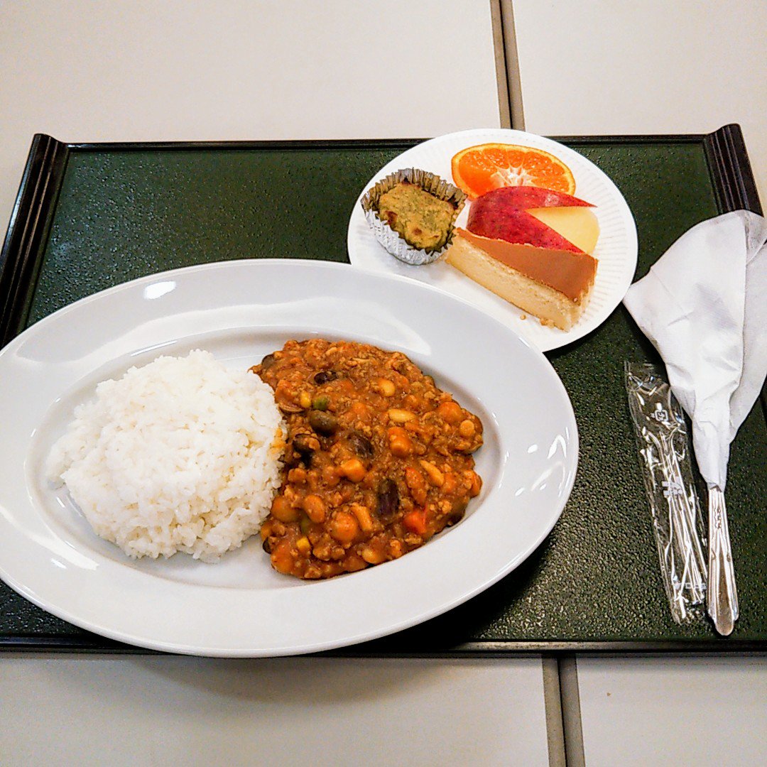 あおとこども食堂 本日のメニューは チリコンカンライス チーズケーキ スイートポテト フルーツ です チリコンカン とは アメリカの国民食で 給食でも大人気のメニューだそうです リンゴとオレンジはご近所の方から寄付していただきました あおとこども食堂 本日のメニューは チリコンカンライス チーズケーキ スイートポテト フルーツ です チリコンカン とは アメリカの国民食で 給食でも大人気のメニューだそうです リンゴとオレンジはご近所の方から寄付していただきました