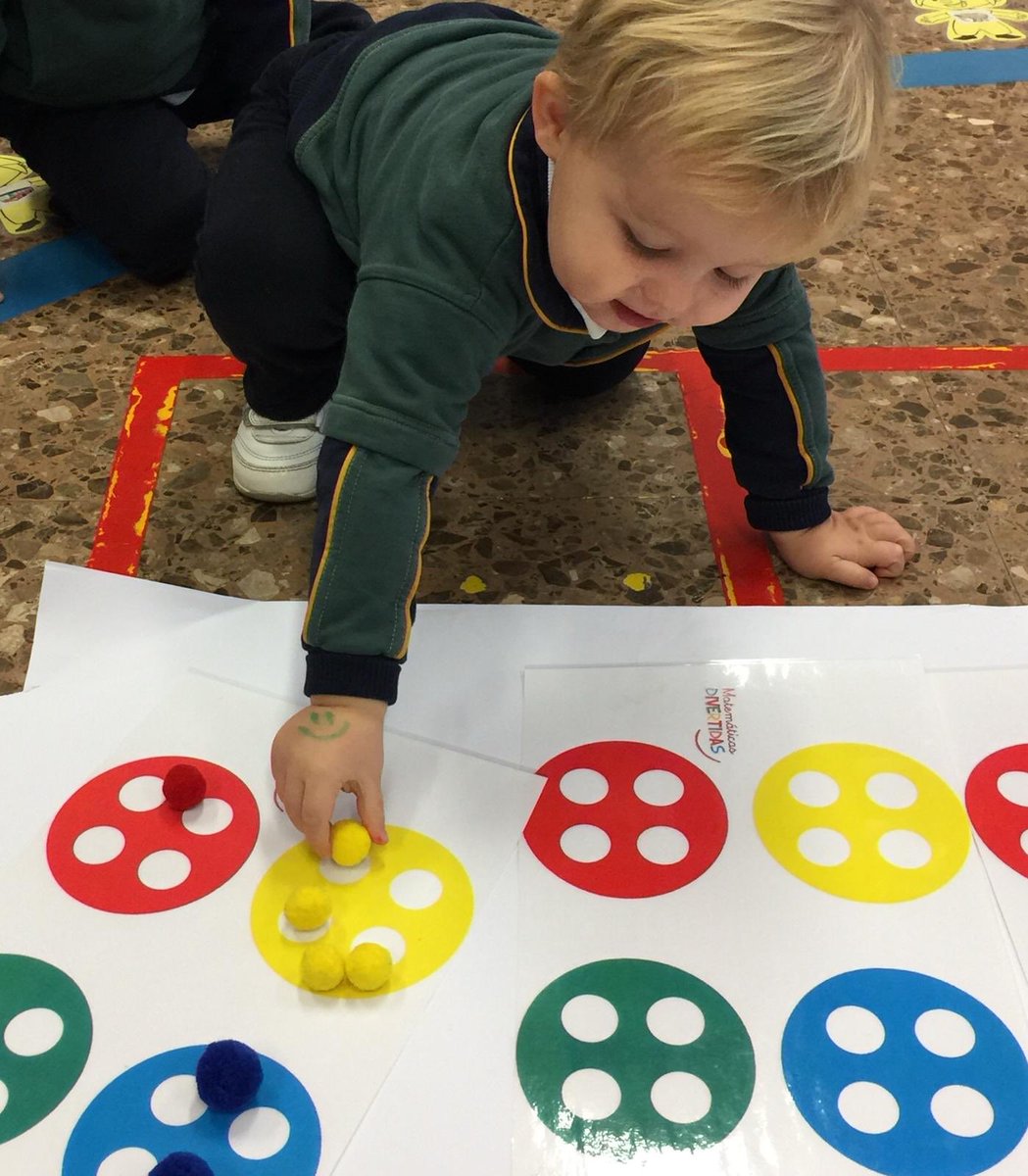Vilavella_Edu's tweet photo. Dentro de nuestro proyecto #MatemáticasDivertidas los niñ@s de 2 años trabajan el pensamiento lógico-matemático a través de la clasificación, agrupación y asociación de elementos mediante el color #DisfrutamosAprendiendo #EducarMola #2Años #FelicesDeVolver #Vilavella https://t.co/6bOgSDQI2z