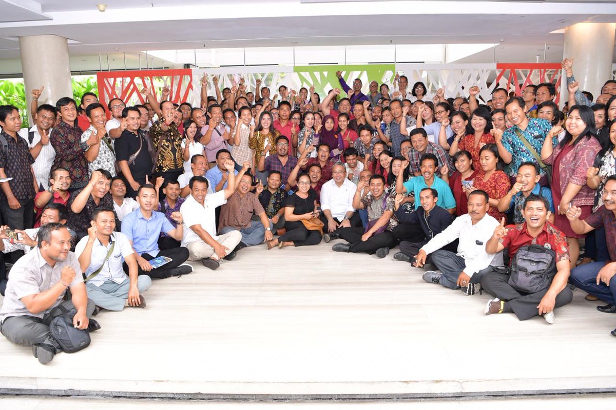 EkoSandjojo's tweet photo. Bersama seluruh pendamping desa di Bali yg sangat militan. Mari terus kita lanjutkan kerja2 keras kita bersama. 
#BaliMembangunDesa
#JokowiMembangunDesa
#Kemendes2019 https://t.co/SkIZXV7nHR