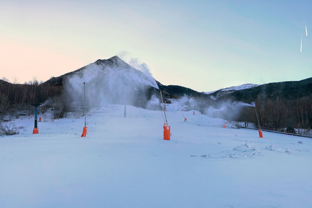 ¡Cañones a toda máquina!
Viento en calma y seguimos produciendo nieve en todas las cotas. 
❄️❄️❄️❄️❄️
#cerler #nieve #cerlerenamora